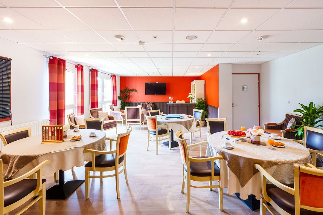 salle de restauration DomusVi maison retraite médicalisée Gouvieux lumineuse orange rouge