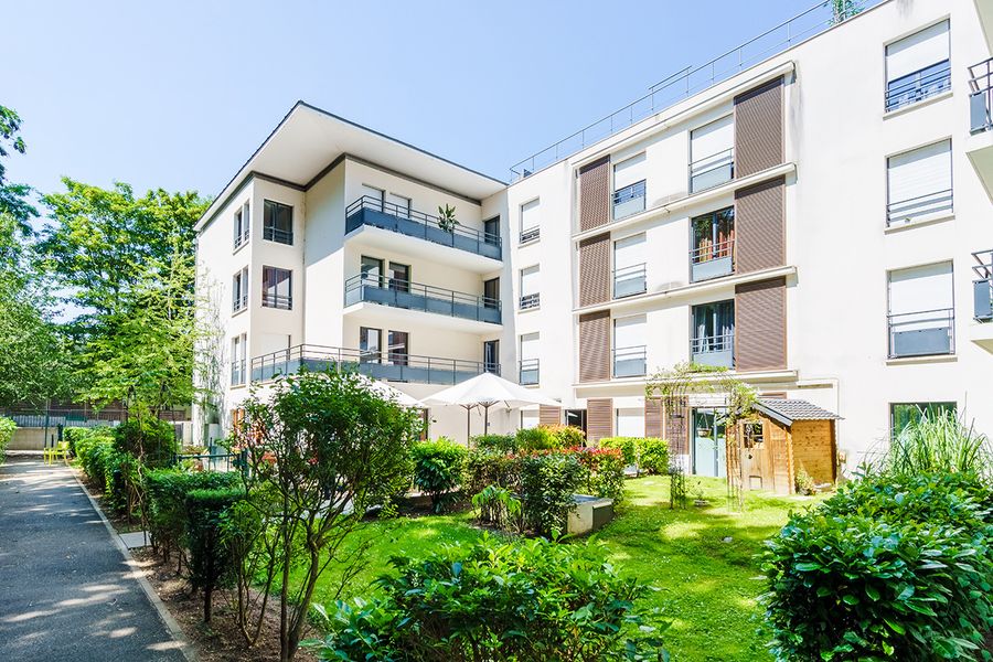 facade arrière moderne avec balcon et jardin avec verdure ehpad port marly