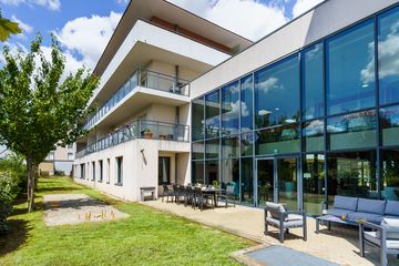 jardin exterieur avec terrasse et espace de jeux residence avrille