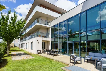 jardin exterieur avec terrasse et espace de jeux residence avrille