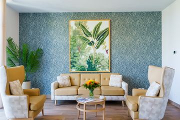 Coin détente élégant à la Villa Thalia, EHPAD à Saint-Rémy