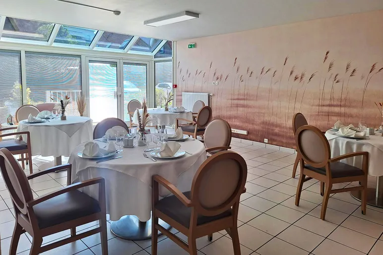 Restaurant avec table dressé ehpad amandines cambrai