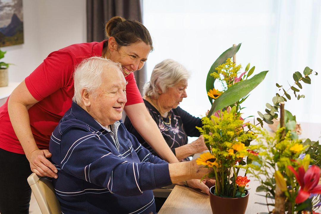 un résident et une animatrice atelier floral à l'ehpad la belle anglaise