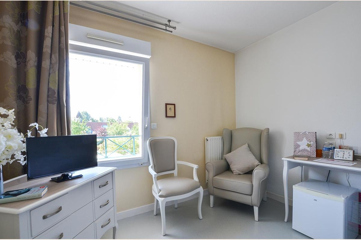 chambre avec chaises et fenetre maison de retraite medicis