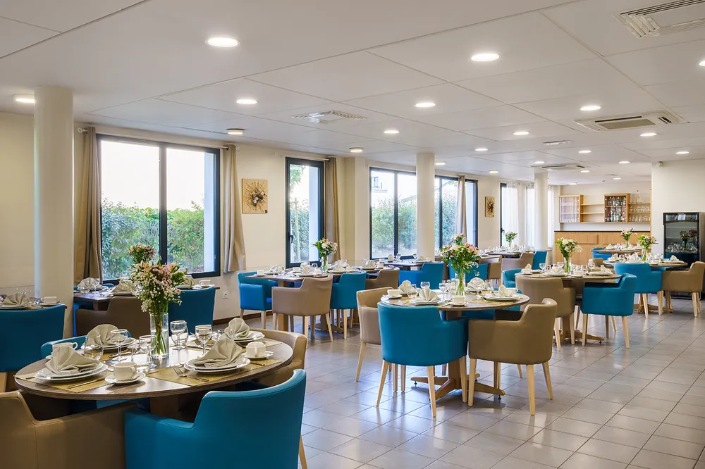 salle de restaurant avec tables décorées residence services seniors