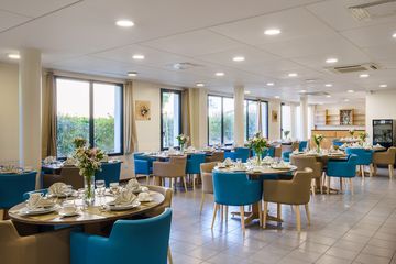 salle de restaurant avec tables décorées residence services seniors