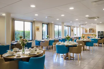 salle de restaurant avec tables décorées residence services seniors
