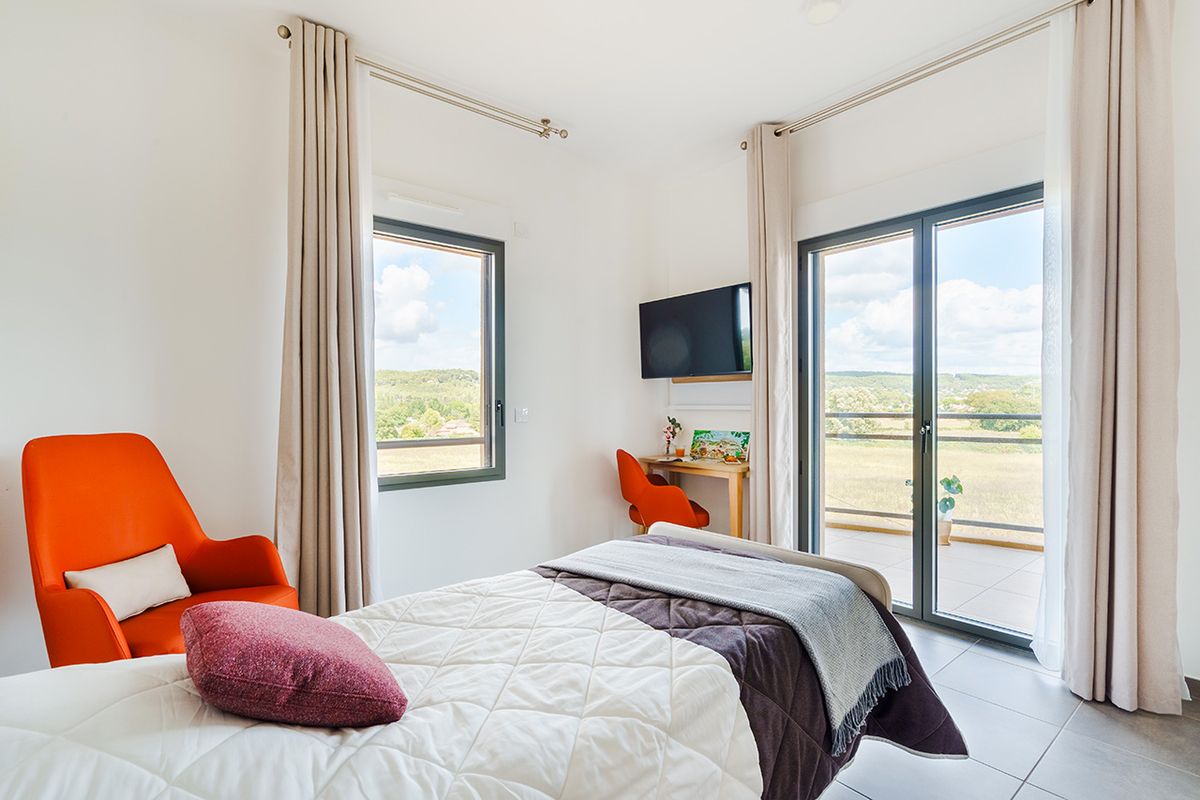 Chambre lumineuse avec balcon dans l’EHPAD La Bastide du Grand Vallat