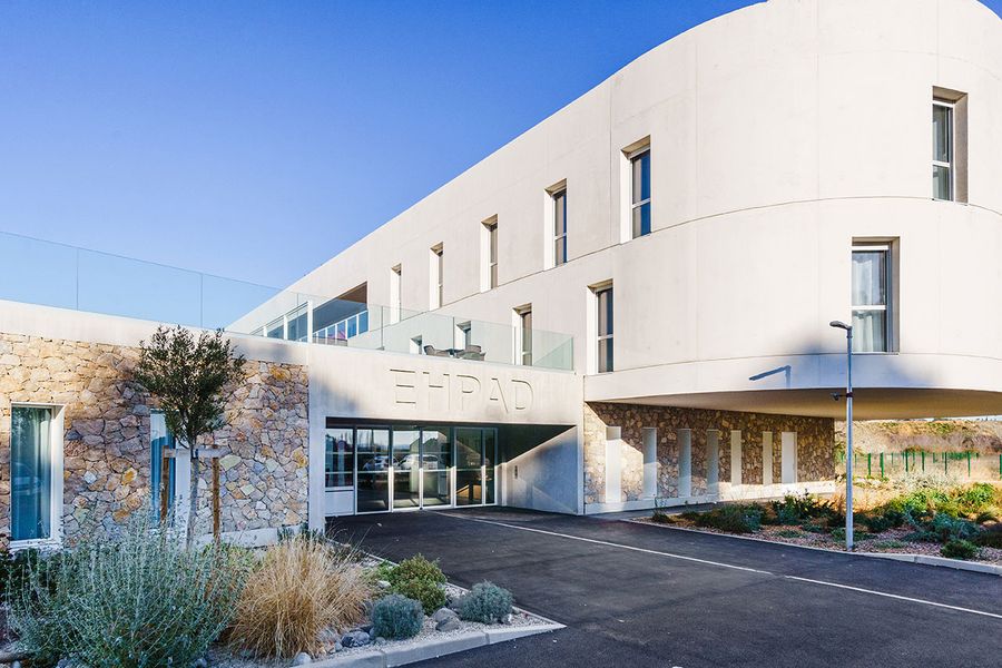 Facade ehpad Le Blanc Galet à Eguilles blanc avec pierre, architecture moderne