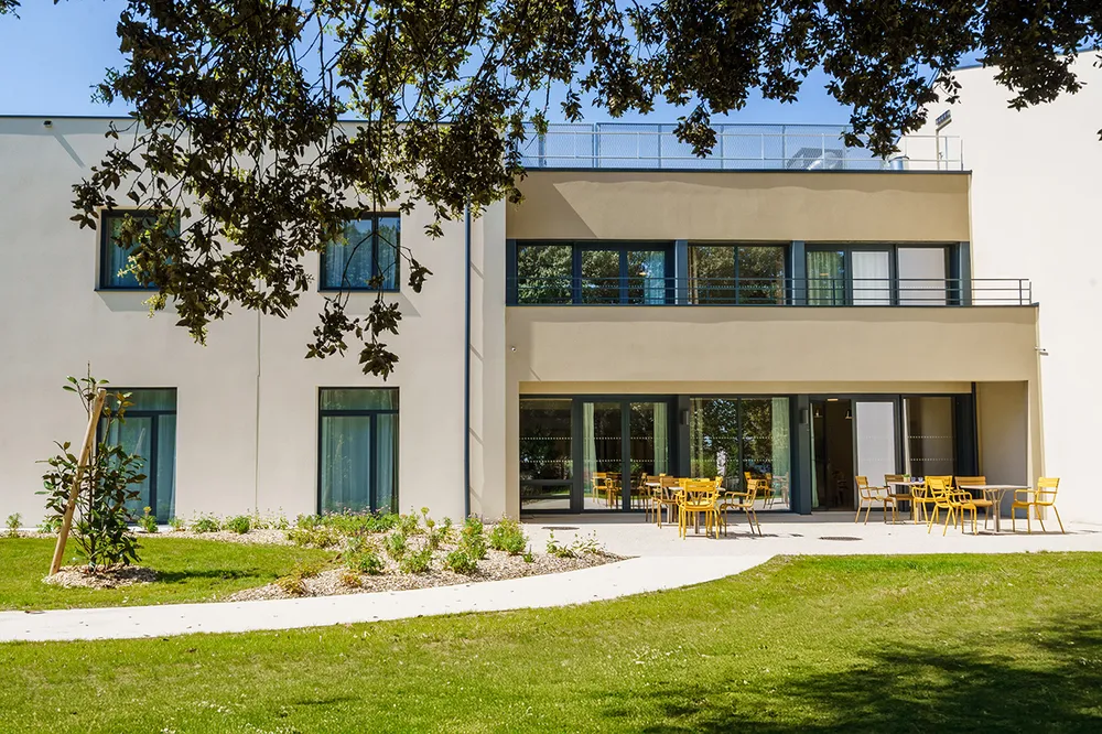 terrasse avec chaise jaune ehpad residence des grands chenes meschers