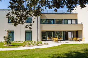 terrasse avec chaise jaune ehpad residence des grands chenes meschers