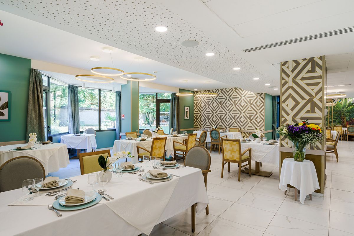 Salle de repas conviviale et décorée - maison de retraite Lyon