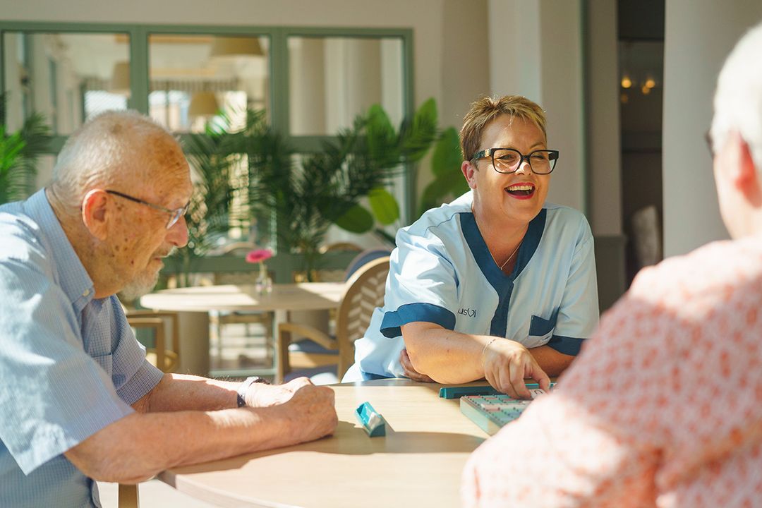 Résidents en activité jeux de société à la Villa Thalia, EHPAD à Saint-Remy