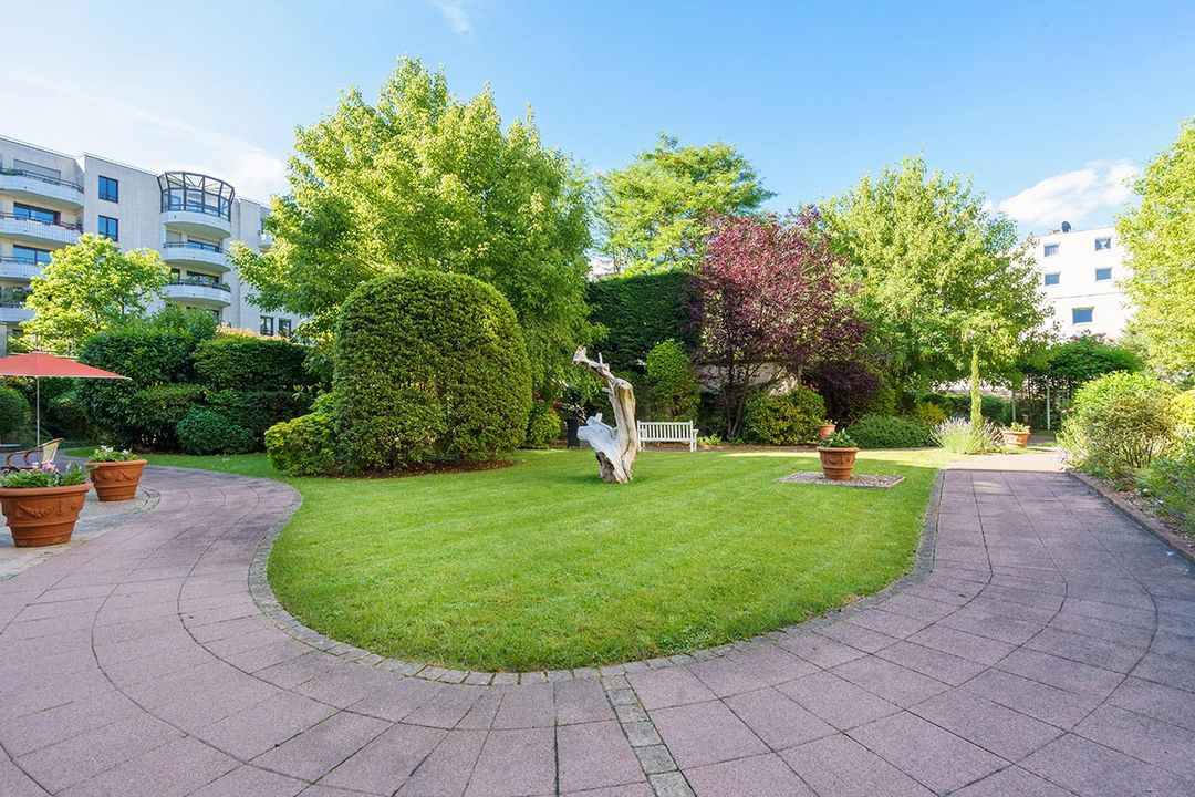 Sculpture décorative au cœur du jardin - résidence tiers temps suresnes