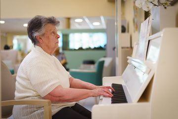 femme âgée qui joue du piano maison de retraite romainville