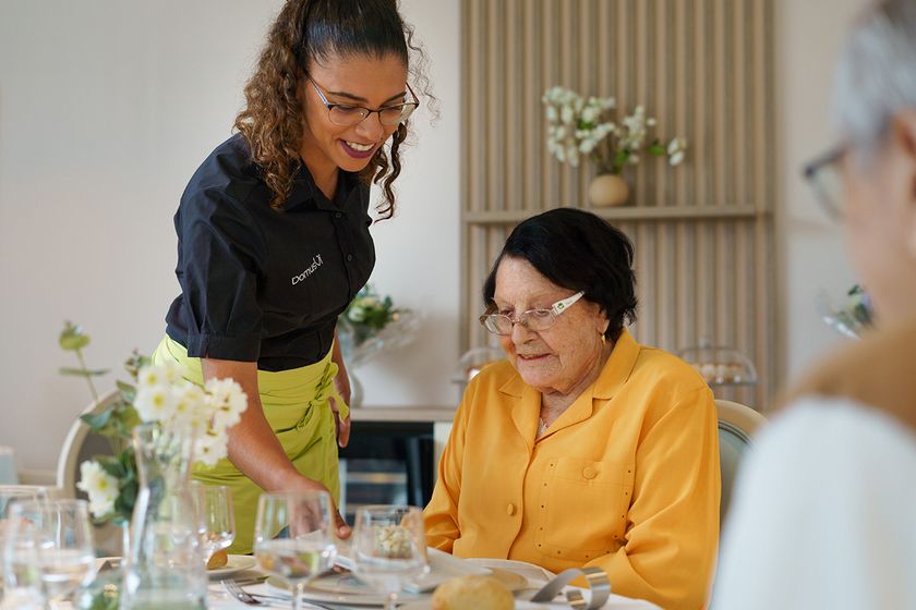 service du repas dans une maison de retraite