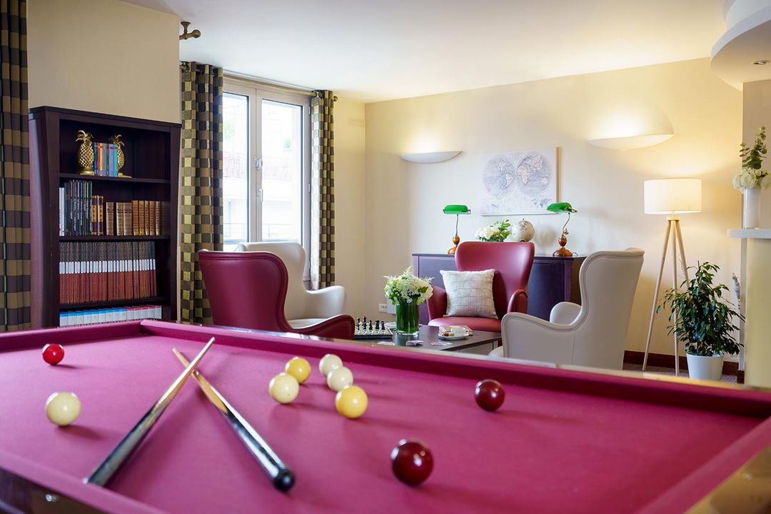 Espace détente et lecture avec billard à l’EHPAD Tiers Temps de Suresnes
