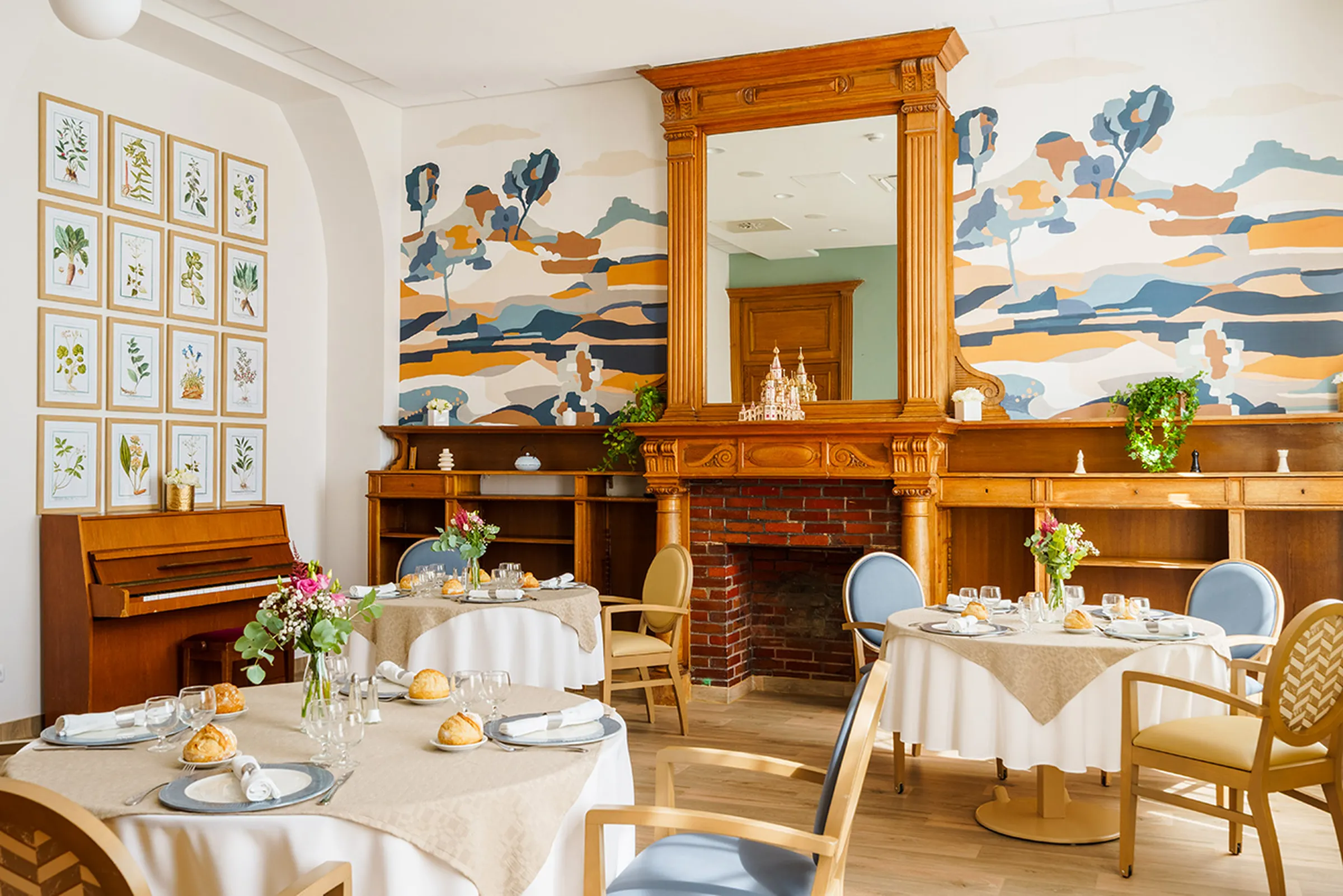 Salle à manger décorée et dressée à la Villa Thalia, maison de retraite à Saint-Remy