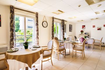 salle de restauration spacieux et lumineux ehpad simon vouet au port marly