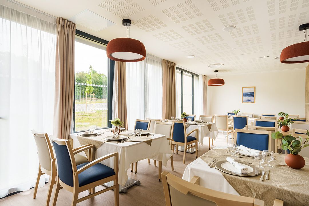 Salle de restaurant lumineux à la Residence Seniors La Pinede de Suzac à Meschers