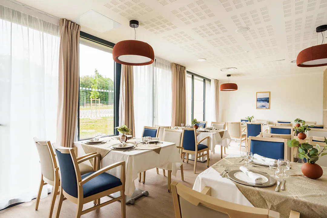 Salle de restaurant lumineux à la Residence Seniors La Pinede de Suzac à Meschers
