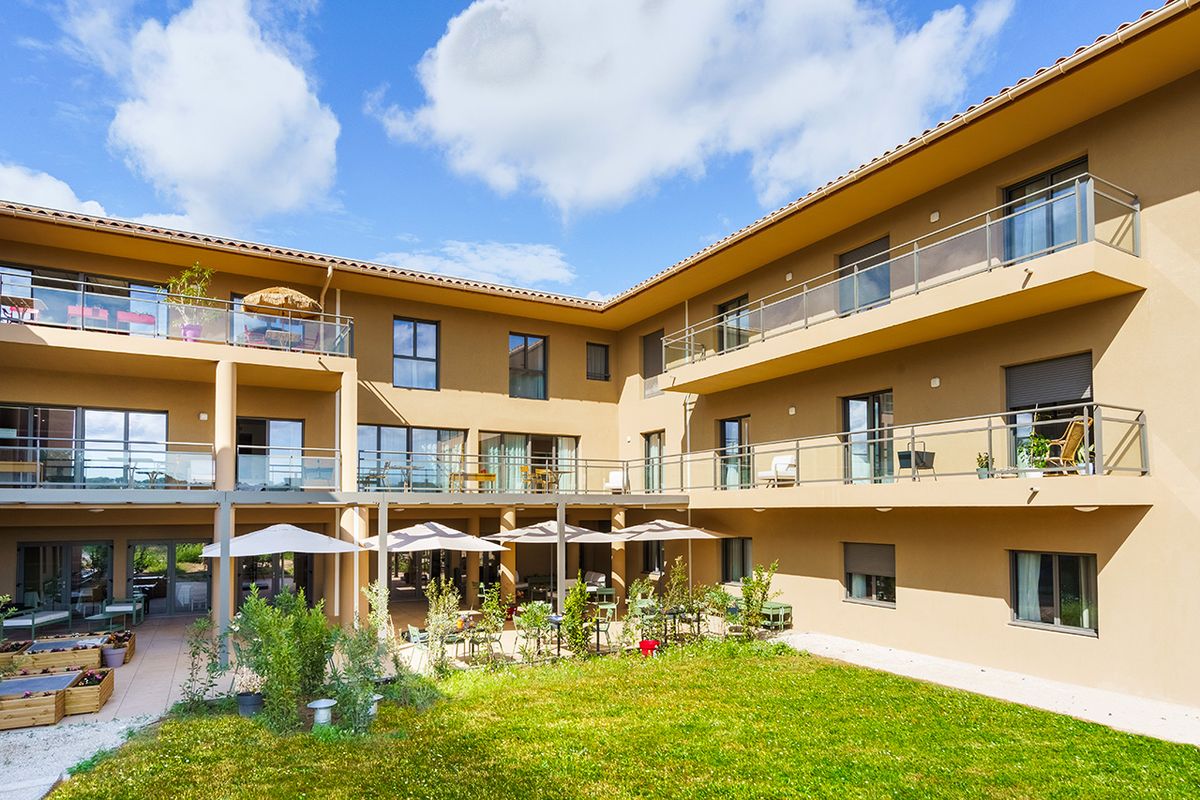 Façade moderne de l’EHPAD La Bastide du Grand Vallat à Bouc Bel-Air