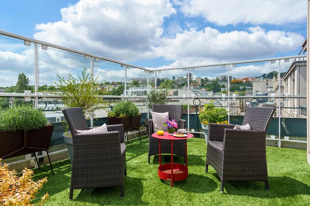 Terrasse aménagée au calme, parfaite pour se détendre - ehpad tiers temps suresnes