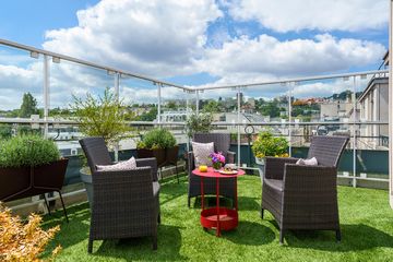 Terrasse aménagée au calme, parfaite pour se détendre - ehpad tiers temps suresnes