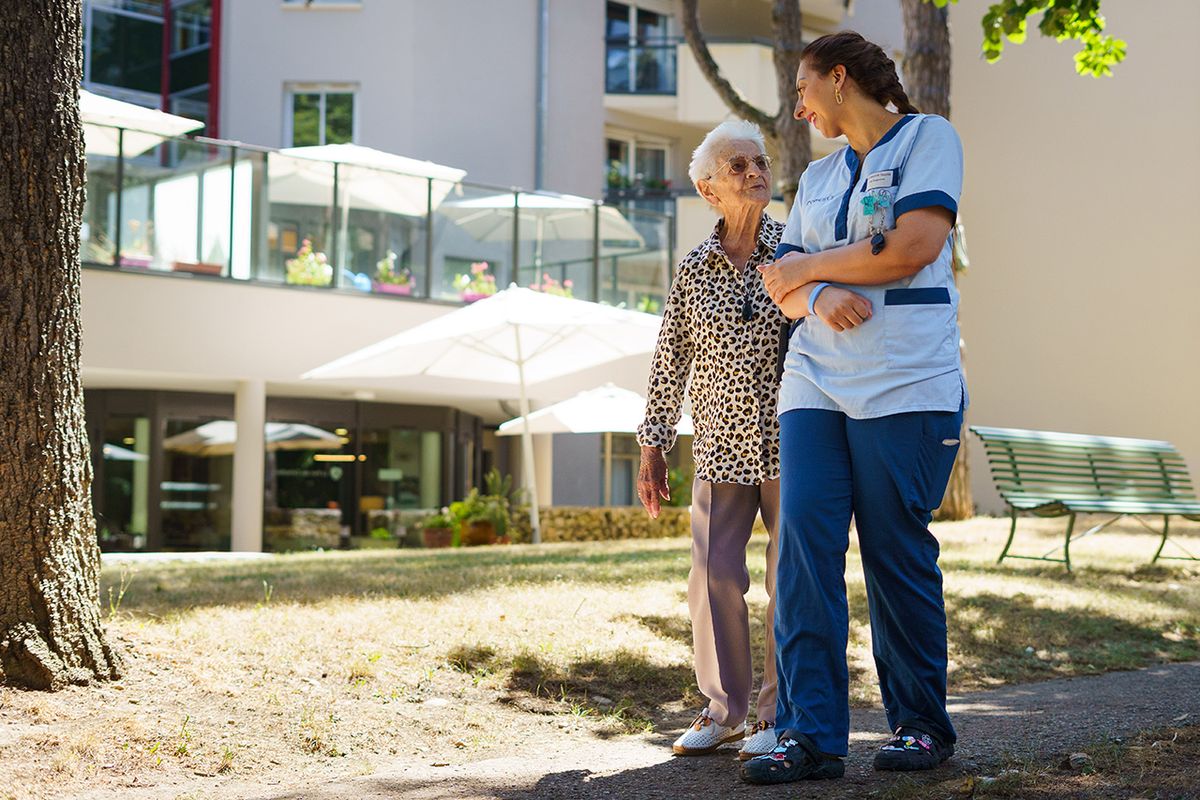 promenade d'une résidente avec une aide soignante residence lyon