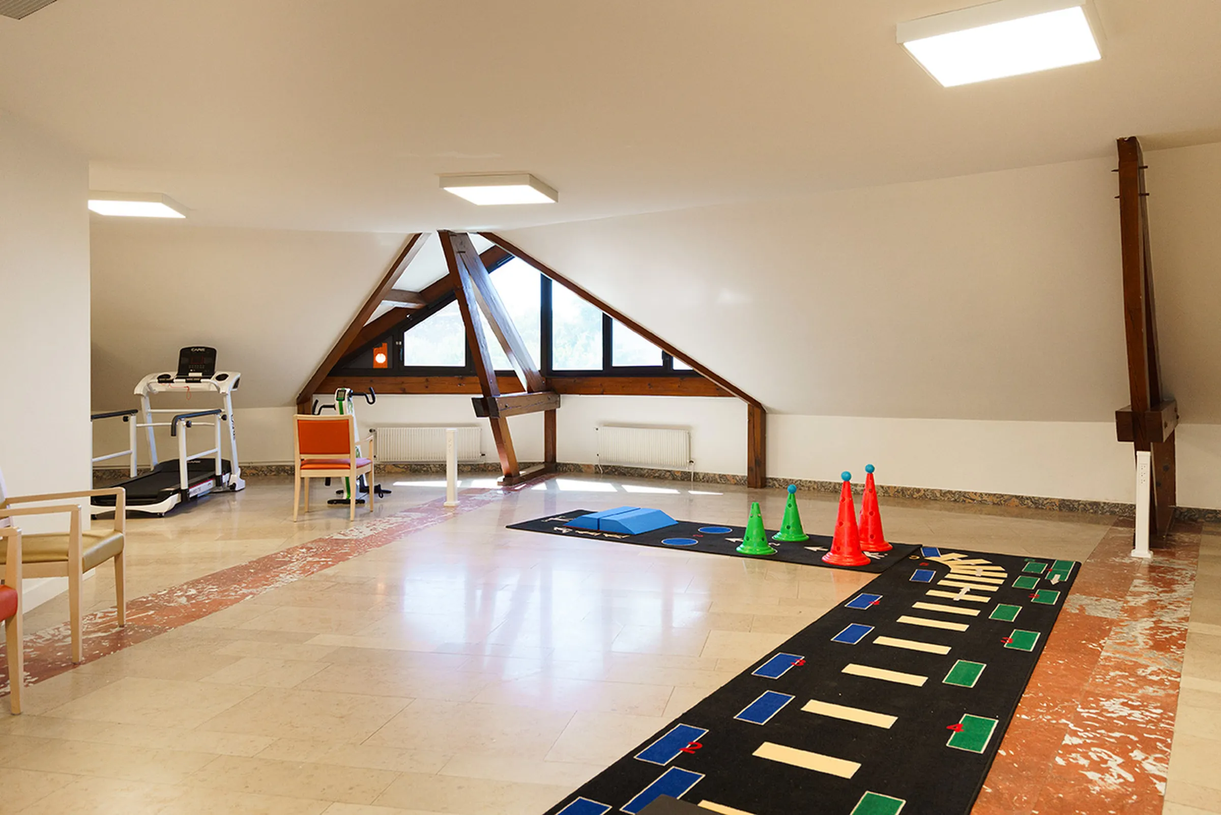 Salle de rééducation équipée à la maison de retraite Villa Thalia, à Saint-Remy