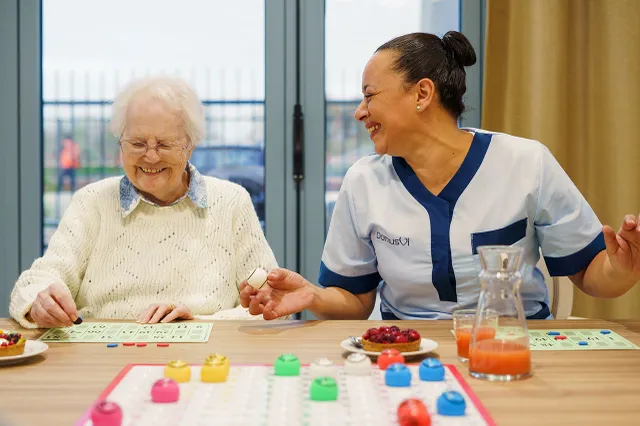 Une aide-soignante partage un moment de détente avec une pensionnaire à l'EHPAD le Sorbier