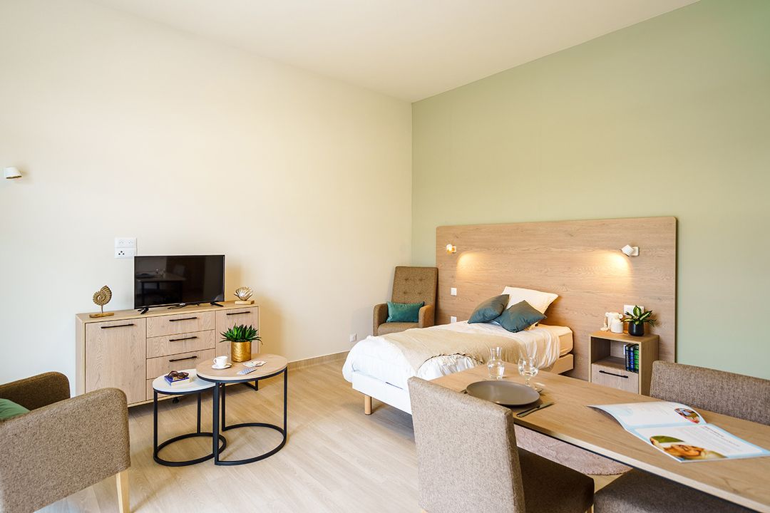 Studio moderne avec lit, télévision et un coin repas, Résidence la pinede de suzac à Meschers