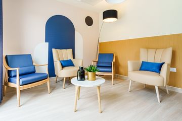 Espace détente avec canapé individuel confortable, résidence seniors à Meschers