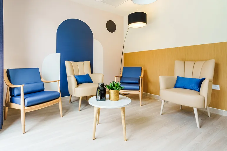 Espace détente avec canapé individuel confortable, résidence seniors à Meschers