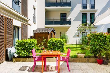 exterieur ensoleillé avec tables et chaises colorées maison de retraite port marly