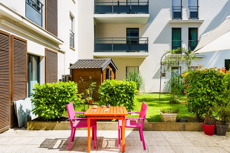 exterieur ensoleillé avec tables et chaises colorées maison de retraite port marly