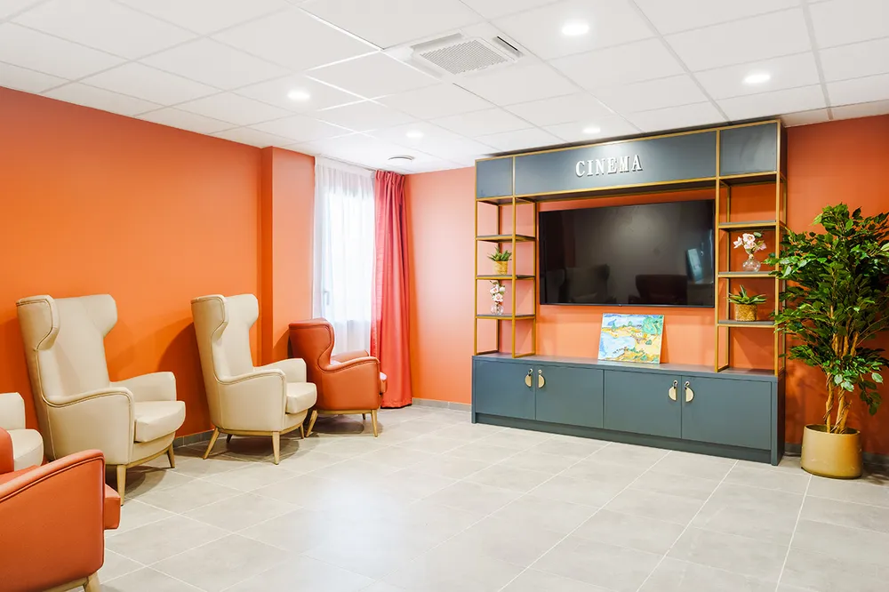 Espace cinéma moderne dans l’EHPAD La Bastide du Grand Vallat