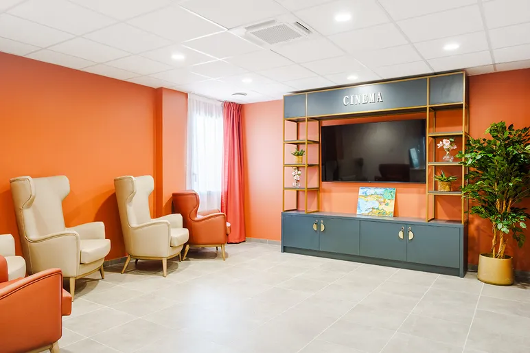 Espace cinéma moderne dans l’EHPAD La Bastide du Grand Vallat