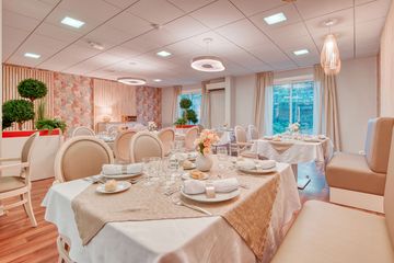 Salle à manger rose et beige chaleureux en maison de retraite à Marseille, Résidence Médicis