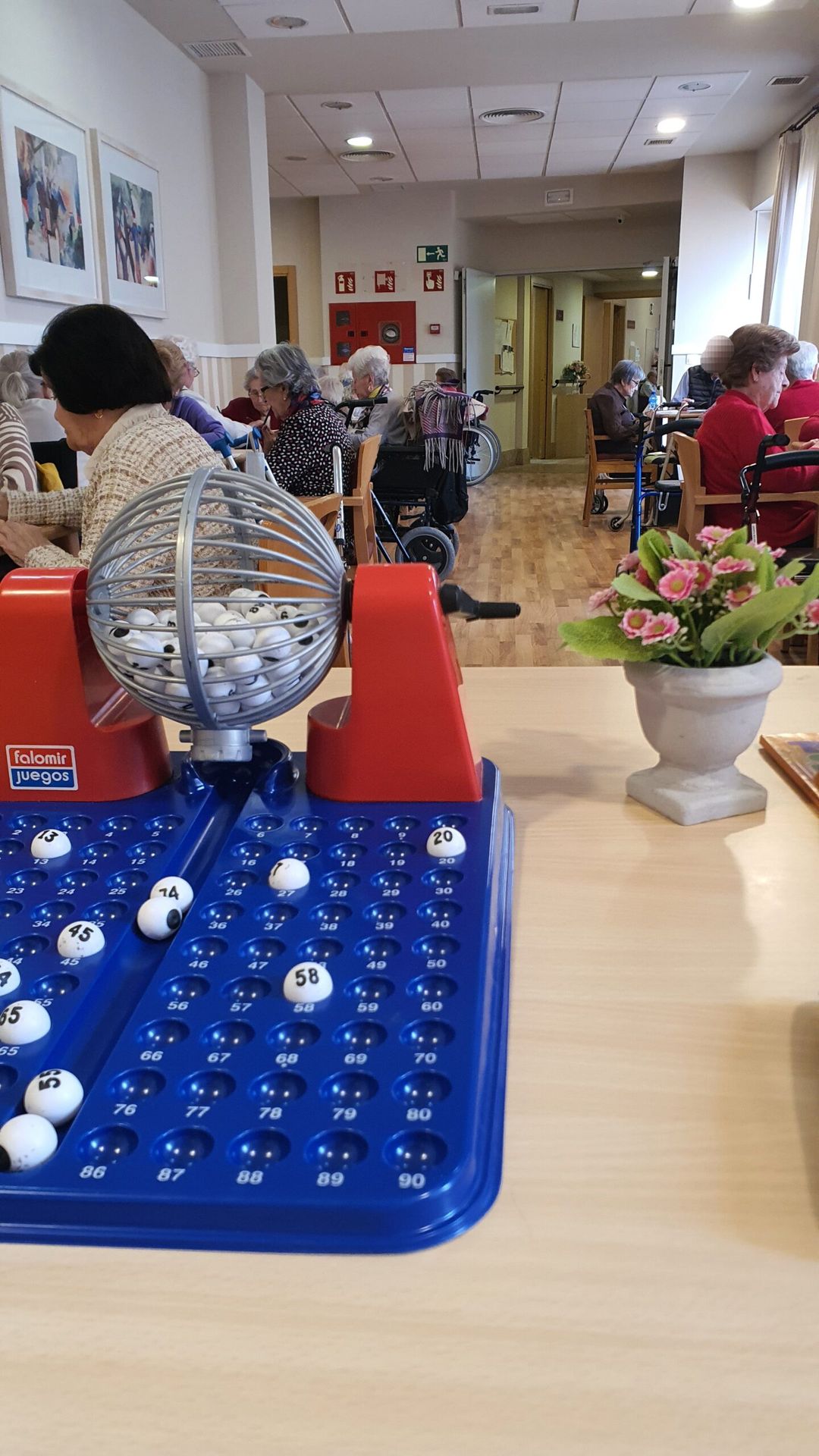 mayores jugando al bingo