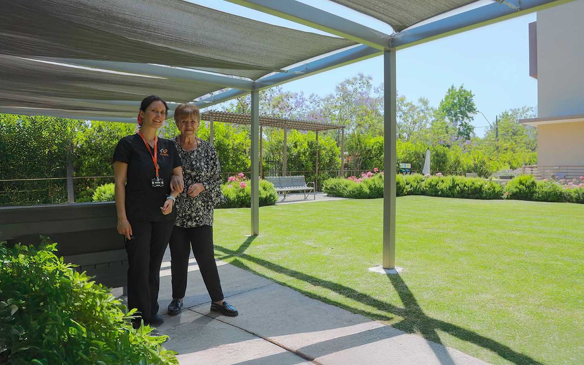 Jardín-02-de-la-residencia-para-mayores-Acalis-Los-Dominicos