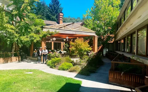 Jardín residencia adulto mayor San Pedro de la Paz - Concepción | Acalis Montahue