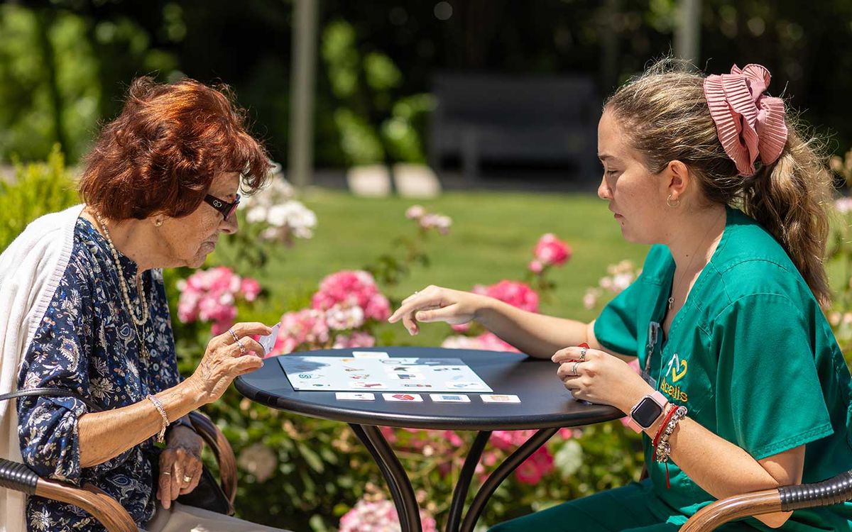 Terapia-ocupacional-individual-de-la-residencia-para-mayores-Acalis-Los-Dominicos