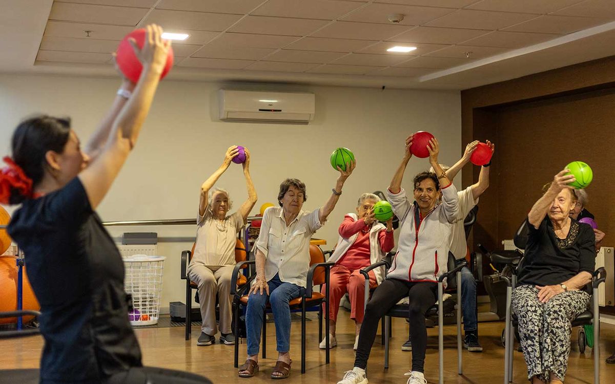 Kinesiología-grupal-de-la-residencia-para-mayores-Acalis-Los-Dominicos