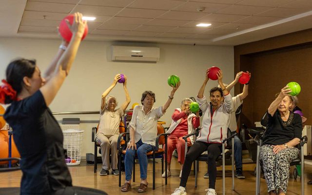 Kinesiología-grupal-de-la-residencia-para-mayores-Acalis-Los-Dominicos
