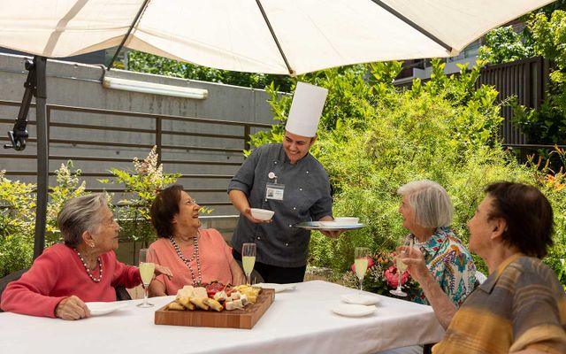 Cóctel-en-la-residencia-para-mayores-Acalis-Los-Dominicos