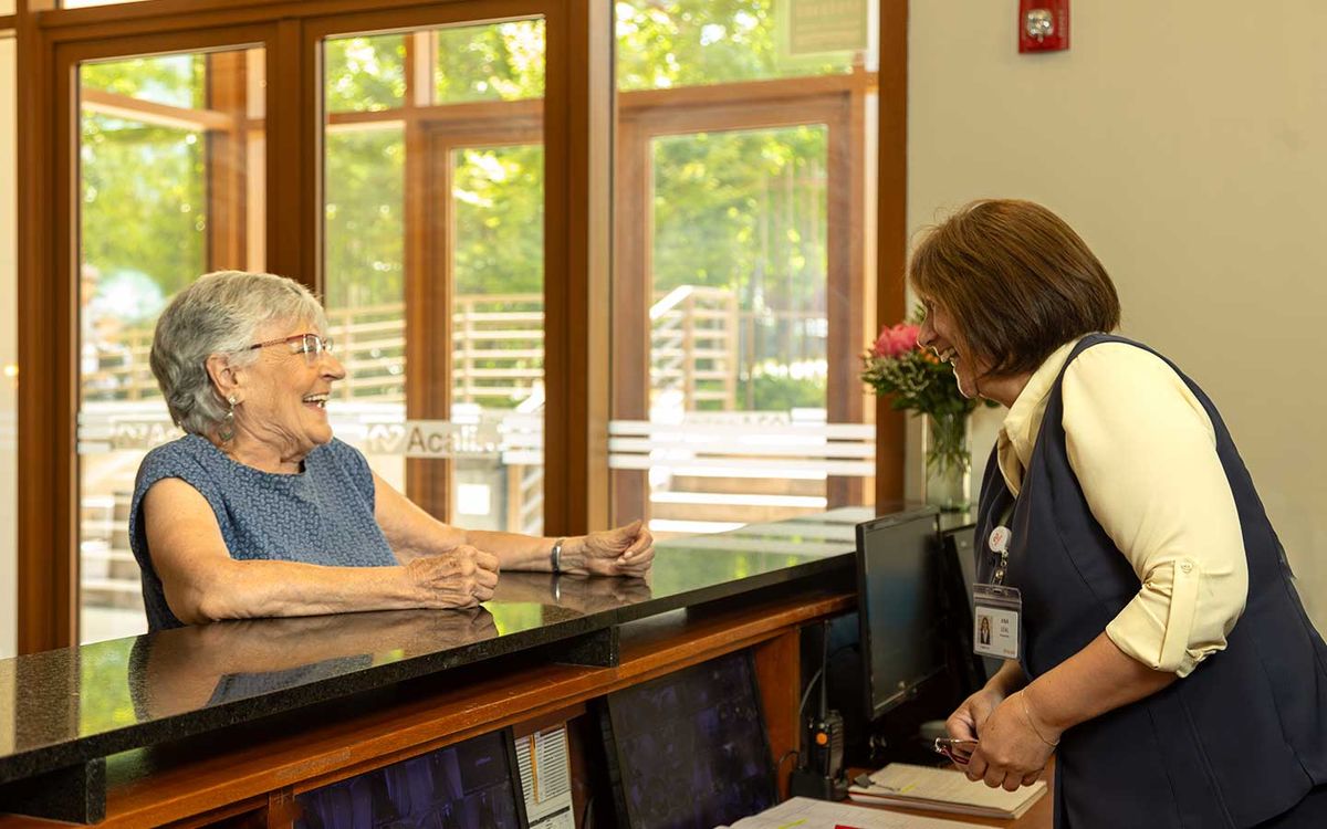 Recepción-de-la-residencia-para-mayores-Acalis-Los-Dominicos