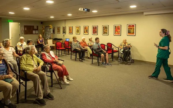 Terapia-ocupacional-grupal-de-la-residencia-para-mayores-Acalis-Los-Dominicos
