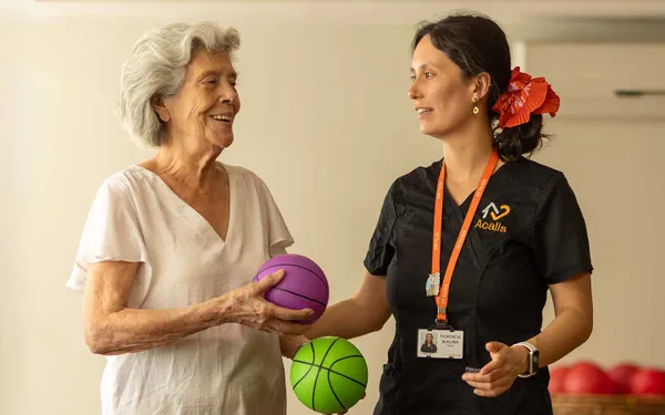 Kinesiología-individual-grupal-de-la-residencia-para-mayores-Acalis-Los-Dominicos
