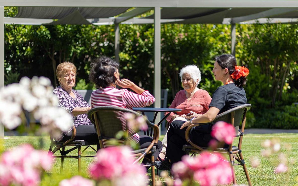 Jardín-de-la-residencia-para-mayores-Acalis-Los-Dominicos